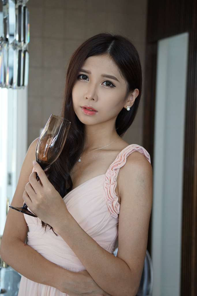 女大学生特殊的精油按摩